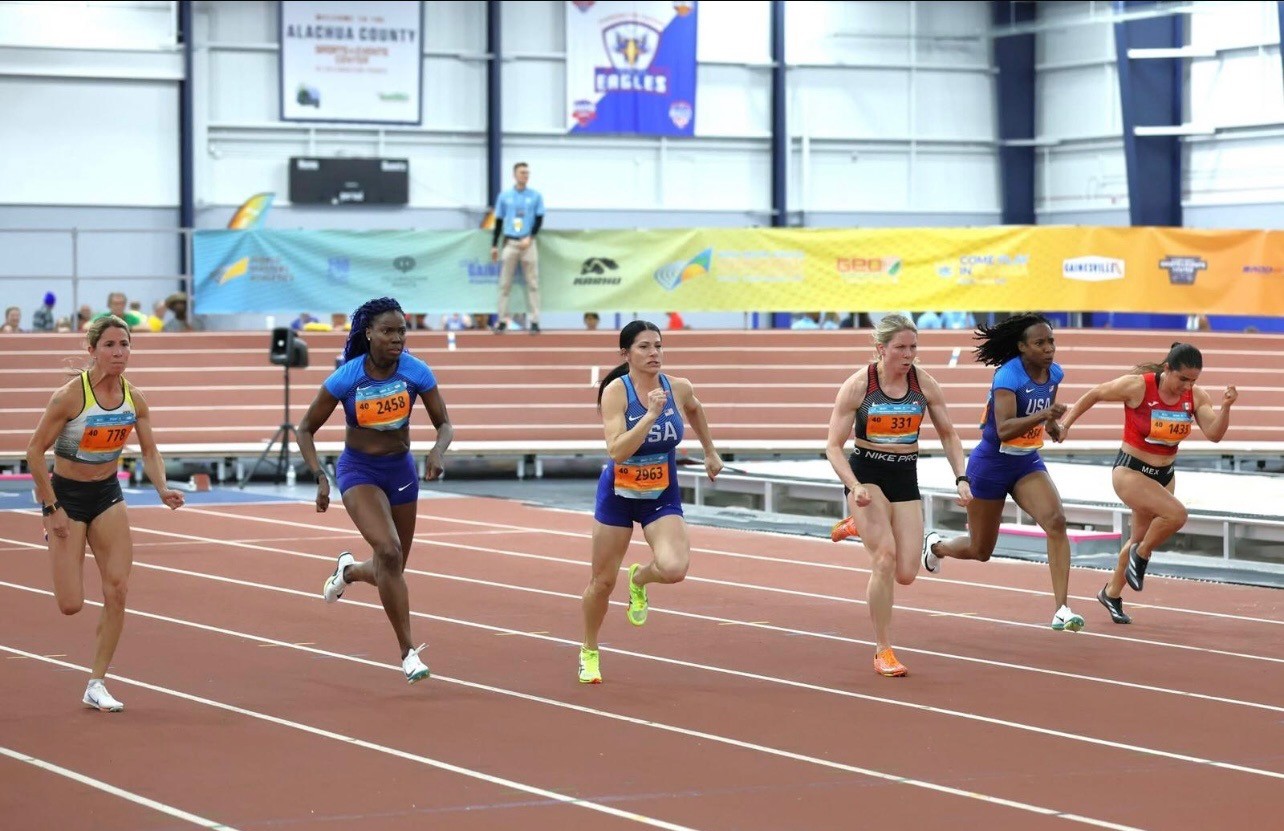 Amanda O’Connor competing in an indoor sprint race
